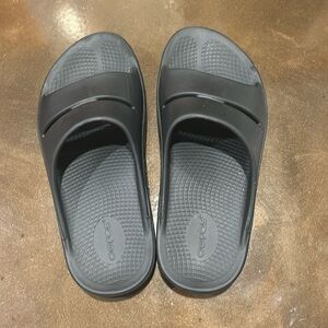 oofos women’s black recovery sandal